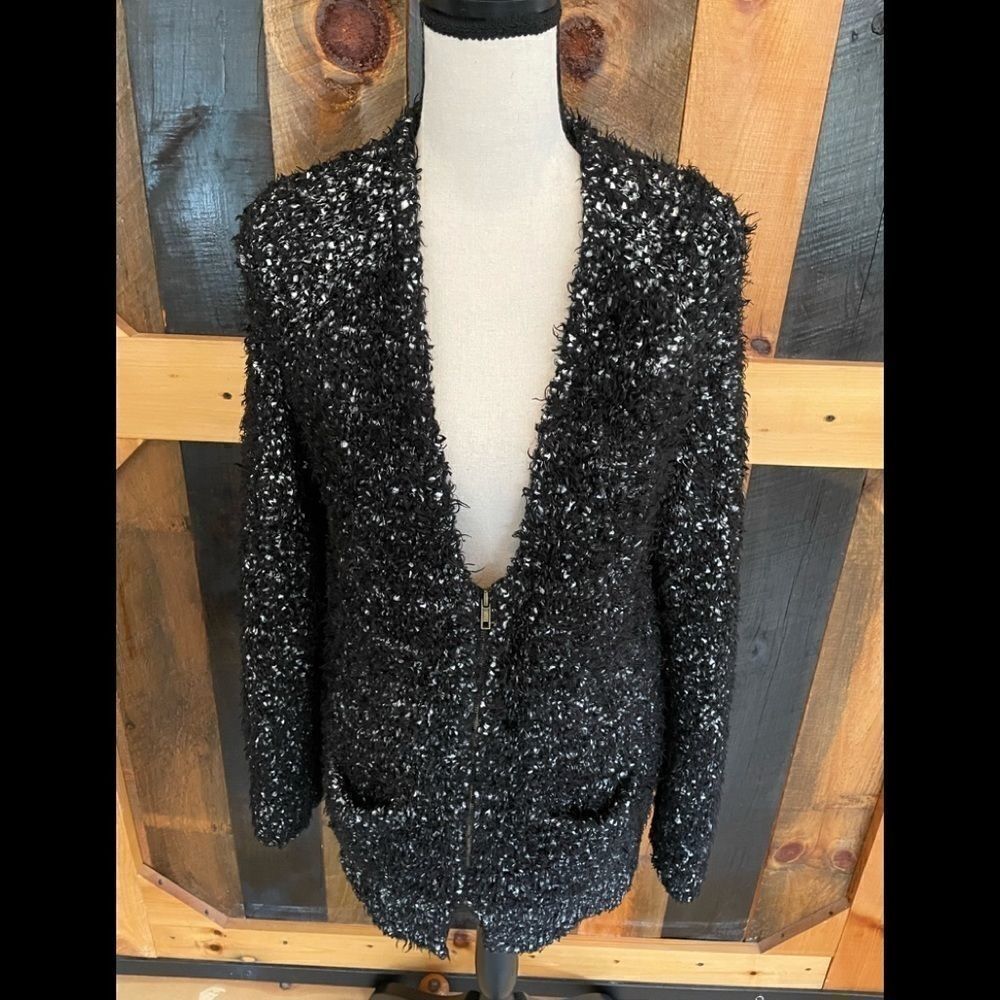 LOVE By Design black and white eyelash knit zip front sweater, size Large